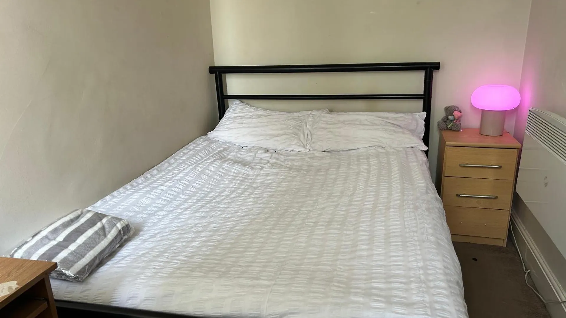 Comfy Two Bedroom Flat ile iletişim